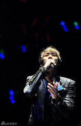 组图：李宇春林俊杰开唱 众星为Selina俞灏明祈福