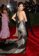 高清组图：妮娜-杜波夫性感露背鱼尾礼服亮相