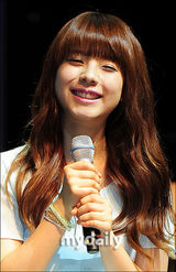 组图：CNBLUE郑容和助阵新人女歌手出道记者会