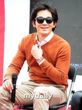 组图：金宣儿中性风亮相釜山 西装黑超帅酷