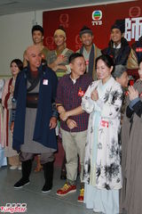 组图：黄浩然为拍戏剃头 黄翠如强调无后台