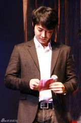 组图：神话JunJin深圳歌迷会三度返场 洒泪谢歌迷