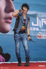 组图：汪东城摇滚风会歌迷 否认与炎亚纶有心结