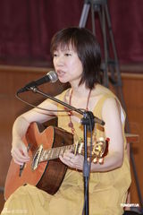 组图：藤田惠美关爱日本灾民 赞香港学生勇于表达