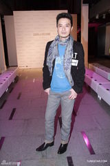 组图：文咏珊清爽亮相时装展 黄耀明展留须造型