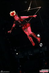 组图：郭富城电单车耍帅助阵《水舞间》三周年