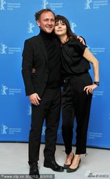 组图：《因何之名》发布会 女导演热搂两男主角