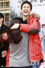 组图：《1994》垃圾哥郑宇献爱的抱抱笑容满分