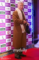 组图：李秉宪安圣基等出席韩国电影协会忘年会