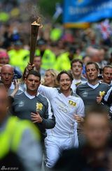 组图：詹姆斯-麦卡沃伊格拉斯哥传递奥运火炬