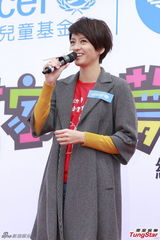 组图：梁咏琪投身公益亮相小画家绘画比赛