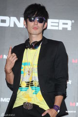 组图：吴建豪戴黑钻耳机压轴走秀 空运礼物表孝心