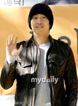 组图：神话Eric退伍 正式结束为期两年的兵役