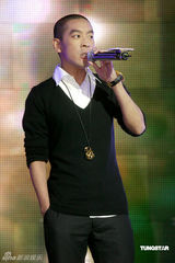 高清：众歌手跨年忙不停 阿Sa(蔡卓妍)陪市民倒数迎2010