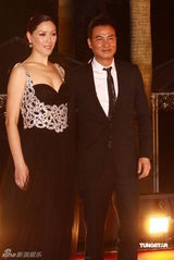 幻灯：香港金像奖颁奖红毯 任达华夫妇甜蜜亮相