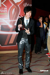 幻灯图：阿Sa(蔡卓妍)时尚现身颁奖礼 走出阴霾露久违笑容