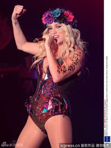 组图：Ke$ha原始人造型开唱 头顶花环脸贴亮片