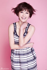 组图：徐洁儿情人节写真大片 短发造型娇俏可人