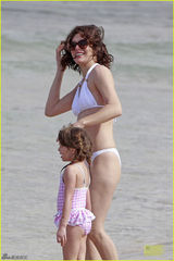 组图：米拉海边度假秀好身材 女儿埃弗娇俏可爱