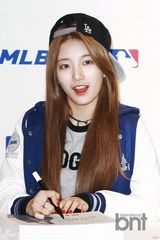 组图：missA运动装出席签名会变身棒球女孩