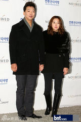 组图：韩笑星洪禄基大婚 SM娱乐家族总动员祝贺