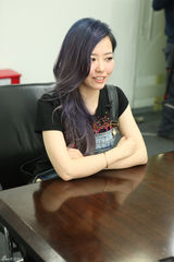 组图：张靓颖快闪入侵新浪 入职一天客串主编