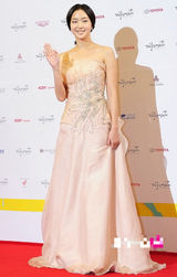 组图：韩国大钟电影节颁奖 金高恩抹胸长裙亮相