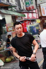 组图：李东学台北逛食街 街边大啖美食吃相萌