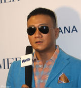 高清图：胡军周韵亮相公益活动 帅气知性展亲和魅力