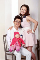 组图：金志文携妻女登封面 全家福温情迎新年