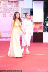组图：徐佳莹白裙走红毯 羊角辫恨天高显俏皮