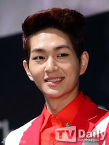 组图：韩团SHINee办签名会 火红装帅气惹眼