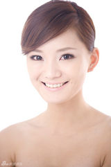 组图：馨子自信演绎轻熟女风情