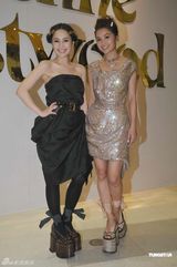 组图：Twins出席品牌活动 穿“恨天高”戴恶魔角