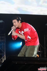 组图：陈冠希上海火热开唱 衣着随意嘻哈范儿