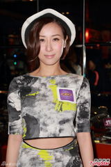 组图：张智霖唱K偏爱女歌手 儿子唱自己歌心甜