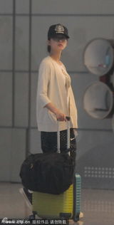 组图：刘诗诗素颜亮相机场 避安检猛喝饮料