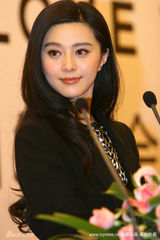 幻灯图集：范冰冰黑衣代言 长卷发披肩妩媚