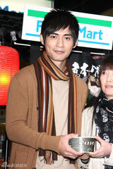 幻灯图：周渝民冬日代言扮温暖大使