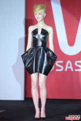 组图：桂纶镁金发造型示人 舞台上大玩变装秀