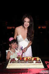 组图：温碧霞吊带裙亮相生日趴 与老公亲密接吻