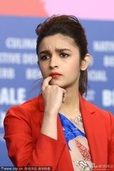 组图：《在路上》发布会女星阿莉雅吮指显诱惑