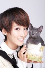 组图：谢楠抱小猫登杂志散发女人味