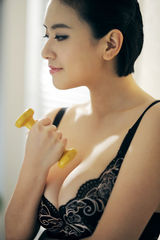 组图：赵铭诠释健康新主题 保护乳房关注女性