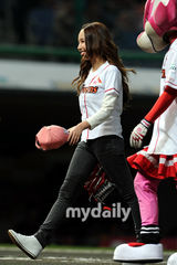 组图：韩星朴敏英为棒球赛开球 长发披肩可爱吐舌