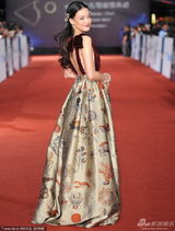 组图：舒淇开胸深V横看成岭侧成峰