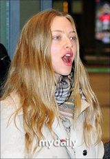 组图：好莱坞影星阿曼达-塞弗里德赴韩参加活动