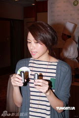 幻灯图：林嘉欣与名厨做汤圆 大玩面粉开心甜笑