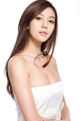 幻灯图集：周伟童精致五官写真 展现优雅气质