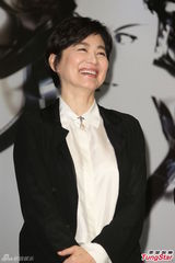 组图：林青霞返台风韵迷人 看曾经接吻镜头大笑